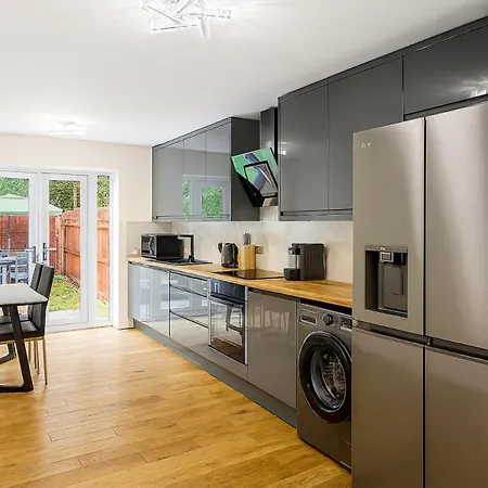 Stylish & Brand-new 2025 * Leeds (West Yorkshire)