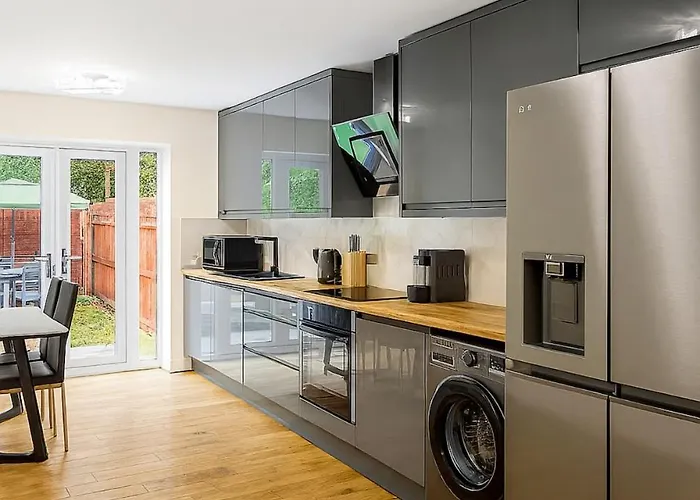 Stylish & Brand-new 2025 * Leeds (West Yorkshire)